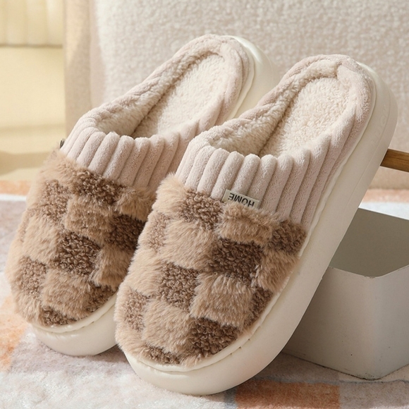 #314 SALE🛑 8, 9, 10 NEW! Checkered Fuzzy Warmies SLIPPERS - Picture 1 of 1